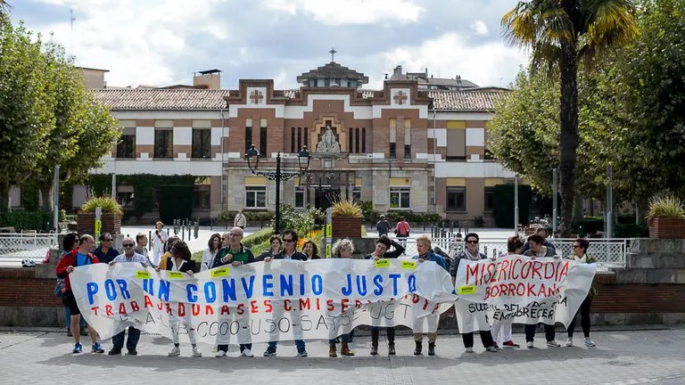 Concentración convocada por ELA, LAB, CCOO, UGT, USO y SATSE para denunciar el bloqueo de la negociación del convenio laboral de la Casa Misericordia. PABLO LASAOSA 01