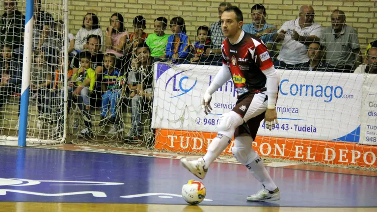 Gus, portero del Ribera Navarra, en el partido disputado en Tudela ante el Barcelona.