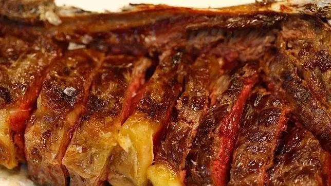 Un chuletón listo para servir en la mesa.