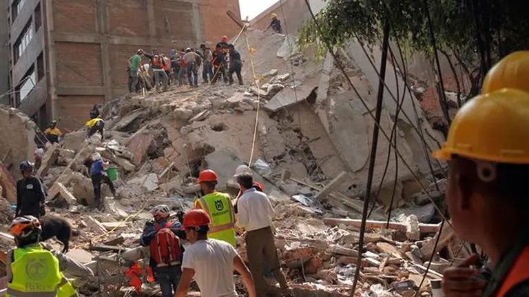Voluntarios trabajan entre los escombros para sacar a las víctimas del fuerte terremoto que ha sacudido México EFE