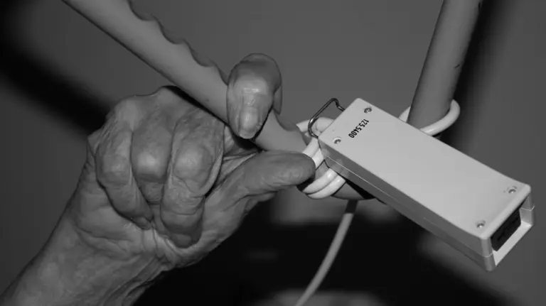 Una persona mayor pide ayuda desde su cama. ARCHIVO