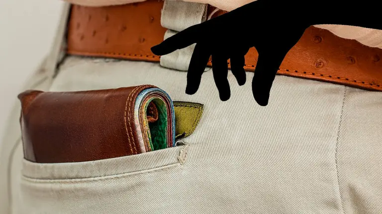 Cuatro detenidas en Tudela por robar una cartera y utilizar las tarjetas de crédito y por robar un móvil