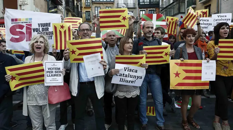 Varios miembros de Bildu, entre ellos los parlamentarios Adolfo Araiz y Bartxo Ruiz, participan en una concentración en Pamplona en rechazo de la operación policial desarrollada en Cataluña contra los promotores del referéndum ilegal. EFE/Jesús Diges