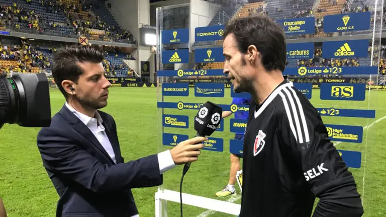 El portero de Osasuna Manu Herrera atiende a las cámaras de Bein Sports tras la eliminación de Copa ante el Cádiz CA OSASUNA
