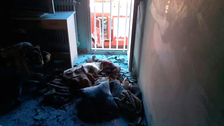 Incendio en una vivienda de la calle Malón de Echaide, en el barrio pamplonés de Ermitagaña. BOMBEROS DE NAVARRA