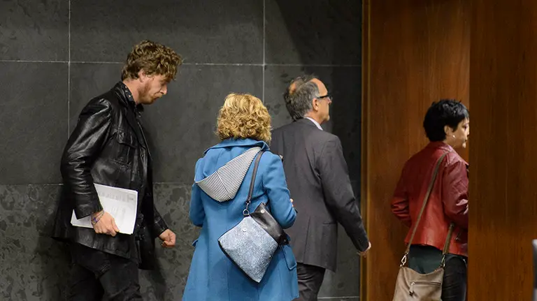 Momento en el que los parlamentarios de EH Bildu abandonan el hemiciclo en solidaridad con los separatistas catalanes. PABLO LASAOSA