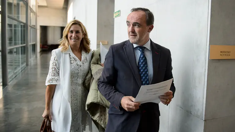 Ana Beltrán y Javier Esparza al finalizar la mesa y junta de portavoces. PABLO LASAOSA