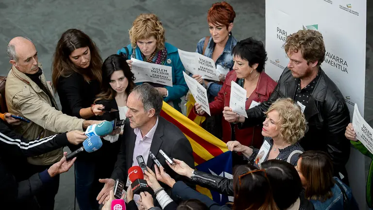 Parlamentarios de Eh Bildu con la estelada apoyan a Adolfo Araiz ante la prensa. PABLO LASAOSA