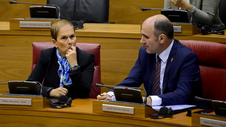 Uxue Barkos junto a Manu Ayerdi. PABLO LASAOSA