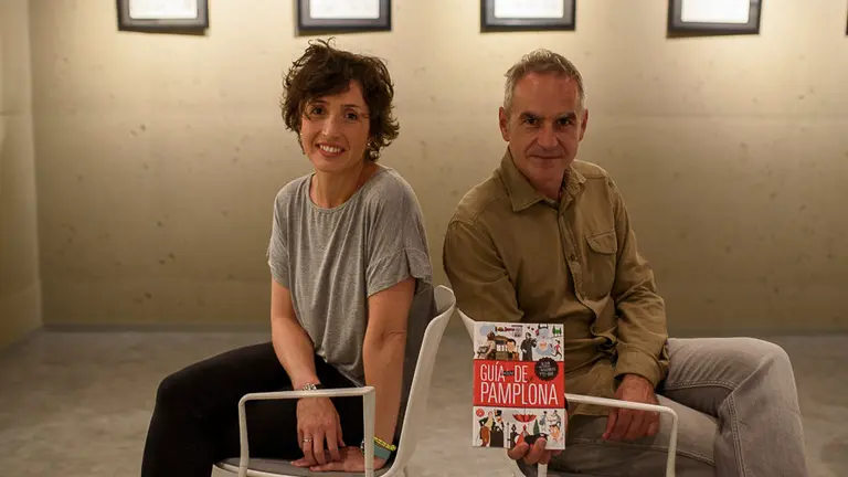 Santiago Lesmes presentará su _Guía (molona) de Pamplona_ junto a la ilustradora y diseñadora Beatriz Menéndez. PABLO LASAOSA 02