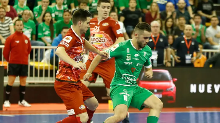 Rafa Usín ante El Pozo Murcia.