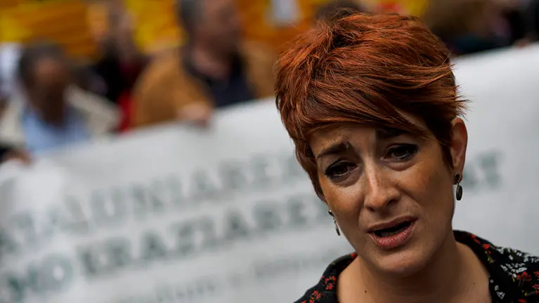 Bakartxo Ruiz en un acto convocado por EH Bildu en "solidaridad" con Cataluña instalando una urna en Pamplona para votar el referéndum. MIGUEL OSÉS