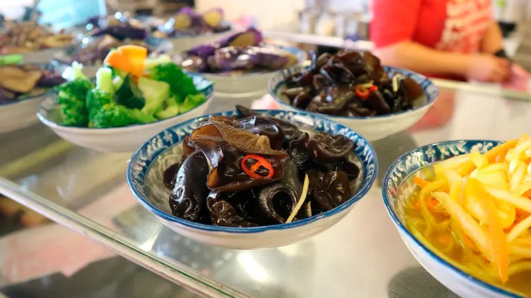 Distintos platos de un comedor