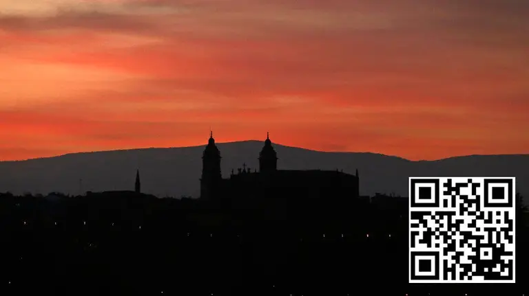 Silueta de la catedral de Pamplona con el código QR que muestra todas las actividades del programa cultural. EFE