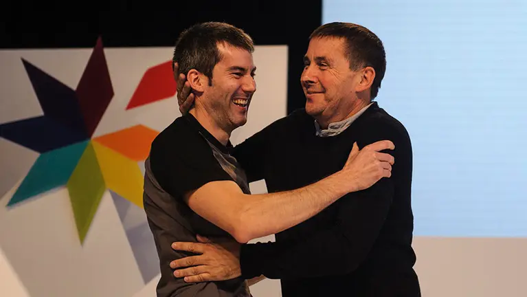 Arkaitz Rodríguez sustituye a Arnaldo Otegi en la conferencia celebrada por Sortu en Pamplona. MIGUEL OSÉS (5)
