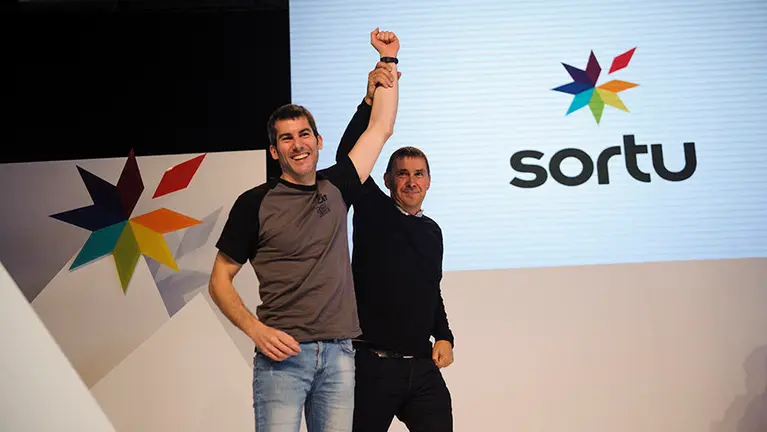 Arkaitz Rodríguez sustituye a Arnaldo Otegi en la conferencia celebrada por Sortu en Pamplona. MIGUEL OSÉS (6)