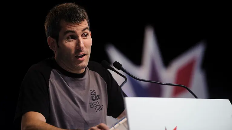 Arkaitz Rodríguez sustituye a Arnaldo Otegi en la conferencia celebrada por Sortu en Pamplona. MIGUEL OSÉS