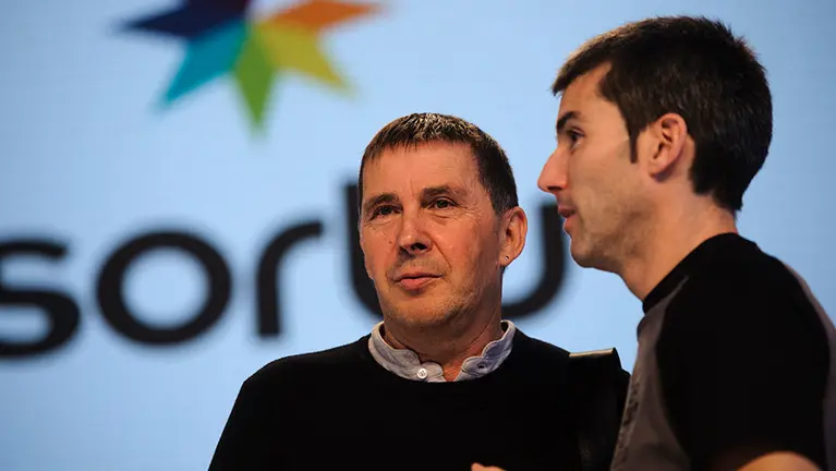 Arkaitz Rodríguez sustituye a Arnaldo Otegi en la conferencia celebrada por Sortu en Pamplona. MIGUEL OSÉS (23)