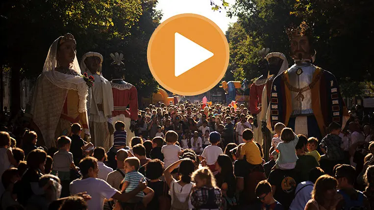 La comparsa de gigantes y cabezudos sale el San Fermín chiquito