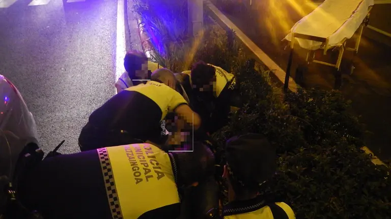 Atropello avda. Baja Navarra. Agentes de Policía Municipal colaborando con los servicios sanitarios en la atención al herido.