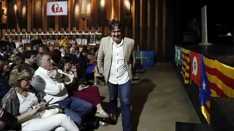 GRA231. PAMPLONA, 24/09/2017.- El secretario general de EA, Pello Urizar (c), pasa junto al alcalde de Pamplona Joseba Asiron (2i), antes de su intervención en un acto político celebrado en Pamplona, donde ha afirmado que la legalidad "nunca puede obstaculizar la voluntad popular" y ha abogado por abrir en Euskadi "un segundo frente", similar al desarrollado en Cataluña. EFE/Jesús Diges