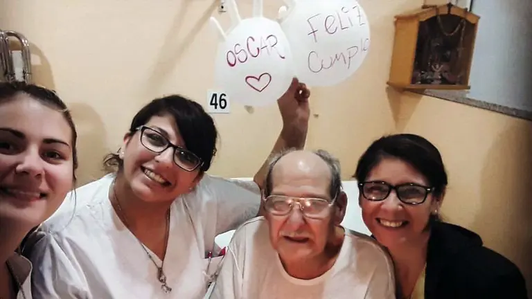 Imagen del hombre junto con alguna de las enfermeras. FACEBOOK.