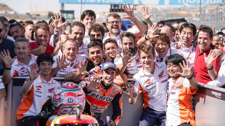 Marc Márquez celebra su victoria en el GP Aragón. Twitter M. Marquez.