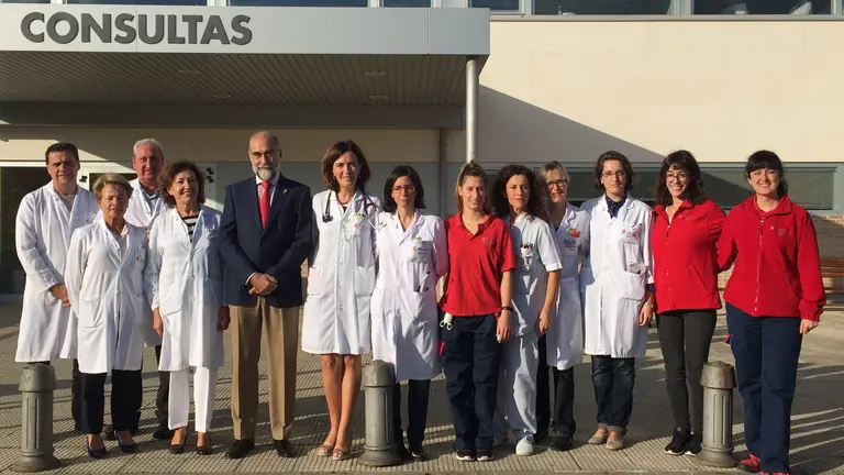 El consejero Domínguez, la gerente Marisa Hermoso de Mendoza, junto al personal del servicio de hospitalización a domicilio del hospital García Orcoyen, en Estella GOBIERNO DE NAVARRA