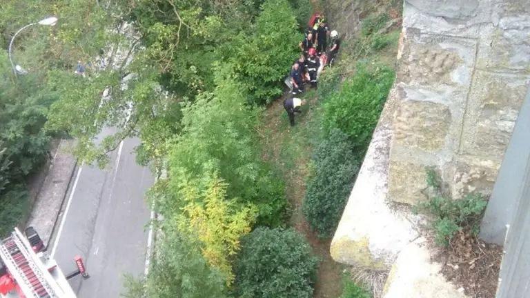 Rescate de los bomberos a una chica de 17 años tras precipitarse desde la muralla de Pamplona BOMBEROS DE NAVARRA
