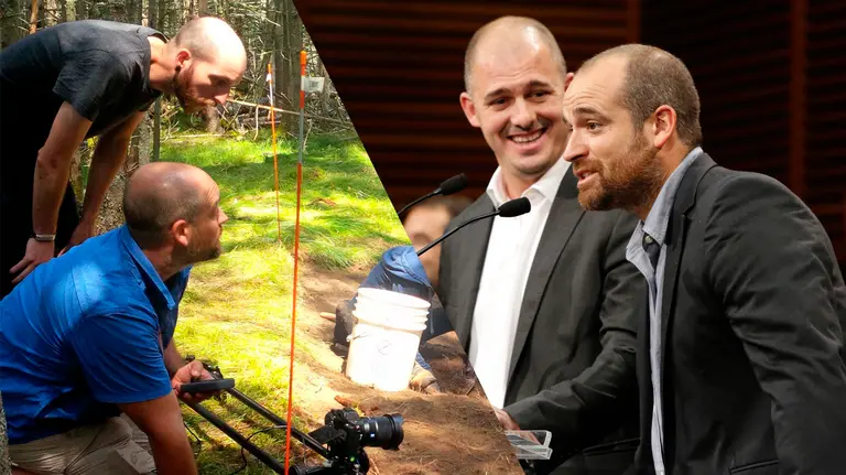 A la derecha, los directores navarros Pablo Iraburu y Migueltxo Molina en una presentación en el Festival de San Sebastián; a la izquierda, Miguel García y Molina durante el rodaje del documental 'Elkarrekin Together' en Maine.