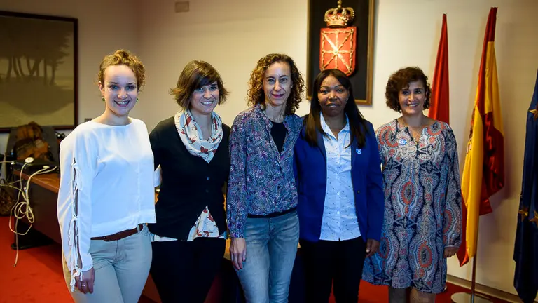 Una representación de Médicos del Mundo presenta las conclusiones del 'Diagnóstico sobre Prostitución en Navarra' en el Parlamento foral. PABLO LASAOSA