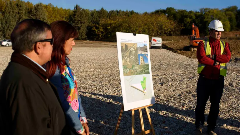 Miembros de la comisión y la gerencia de Urbanismo del Ayuntamiento de Pamplona visitan la parcela en la que se levantaba el matadero. PABLO LASAOSA 09