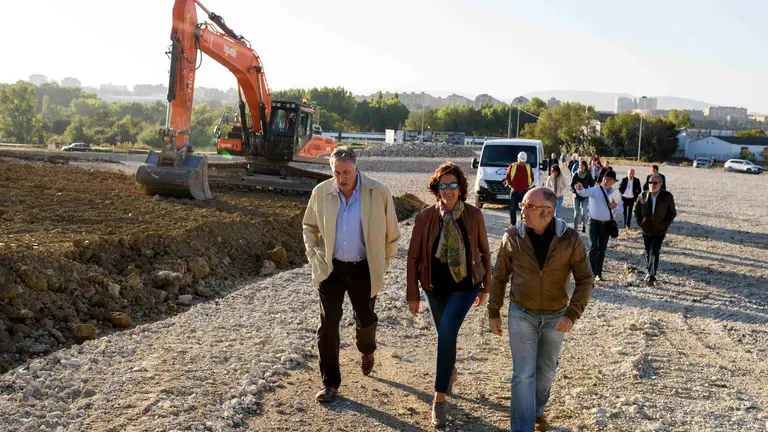 Miembros de la comisión y la gerencia de Urbanismo del Ayuntamiento de Pamplona visitan la parcela en la que se levantaba el matadero. PABLO LASAOSA 11