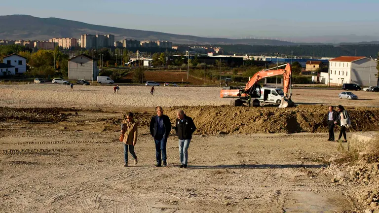 Miembros de la comisión y la gerencia de Urbanismo del Ayuntamiento de Pamplona visitan la parcela en la que se levantaba el matadero. PABLO LASAOSA
