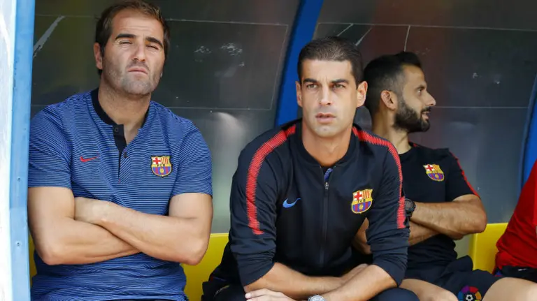 Gerard López, en el centro, entrena al filial del Barcelona. LaLiga.