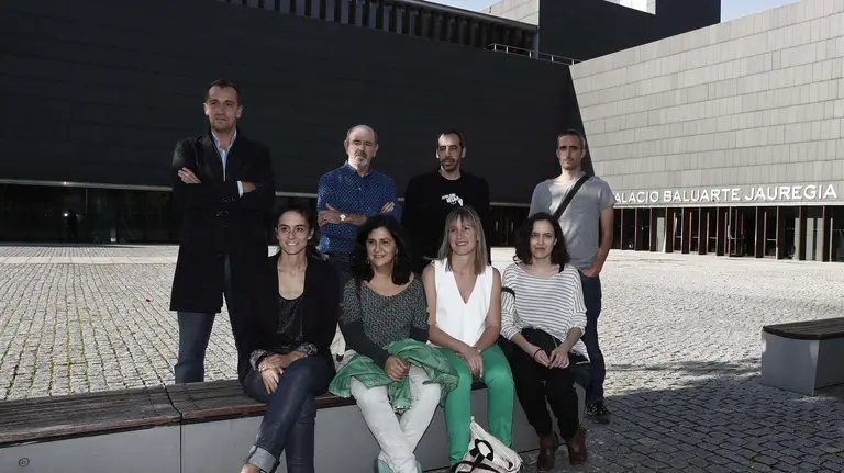 GRA002. PAMPLONA, 28/09/2017.- El director del festival 'Pamplona Negra', Carlos Bassas (fila superior 2d), posa en el exterior del Baluarte de Pamplona donde hoy ha presentado la cuarta edición de este festival dedicado a la literatura y el cine negro que comenzara próximamente en la capital navarra. EFE/Jesús Diges