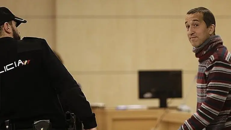 GRA002. PAMPLONA, 28/09/2017.- El director del festival 'Pamplona Negra', Carlos Bassas (fila superior 2d), posa en el exterior del Baluarte de Pamplona donde hoy ha presentado la cuarta edición de este festival dedicado a la literatura y el cine negro que comenzara próximamente en la capital navarra. EFE/Jesús Diges