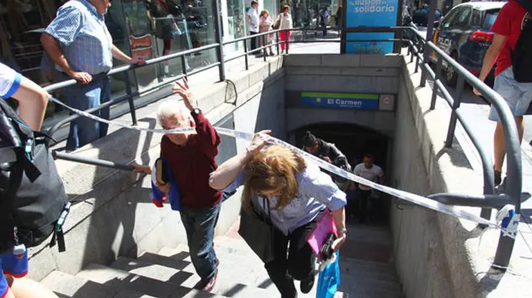 GRA002. PAMPLONA, 28/09/2017.- El director del festival 'Pamplona Negra', Carlos Bassas (fila superior 2d), posa en el exterior del Baluarte de Pamplona donde hoy ha presentado la cuarta edición de este festival dedicado a la literatura y el cine negro que comenzara próximamente en la capital navarra. EFE/Jesús Diges