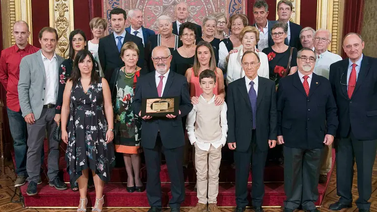 Jesús Elso Tartás junto a familiares y compañeros tras recibir el galardón. GOBIERNO DE NAVARRA