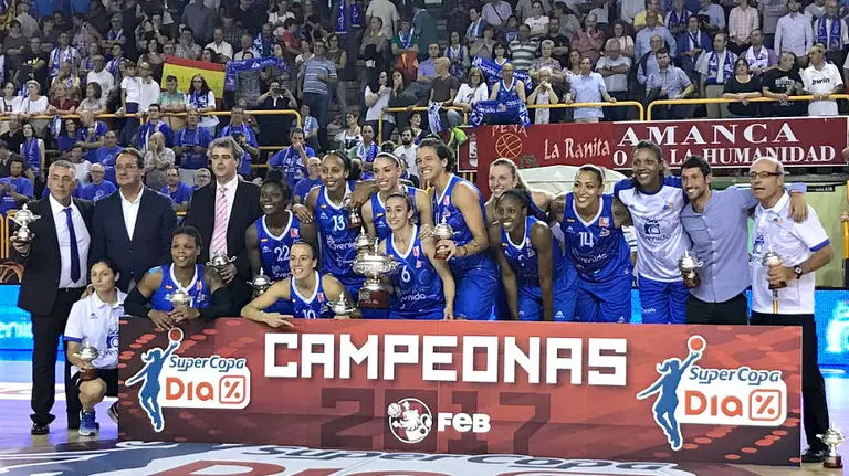 Las jugadoras celebran el título en Salamanca. Twitter.