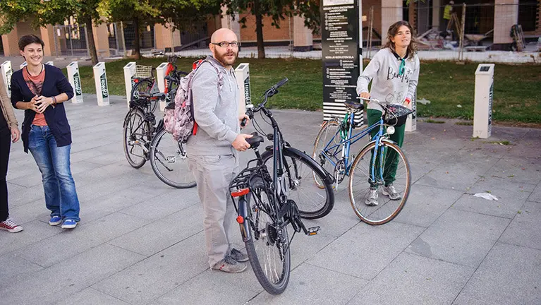 Los concejales Armando Cuenca y Laura Berro asisten a la apertura del curso de ciclismo urbano para mujeres. MIGUEL OSÉS_3