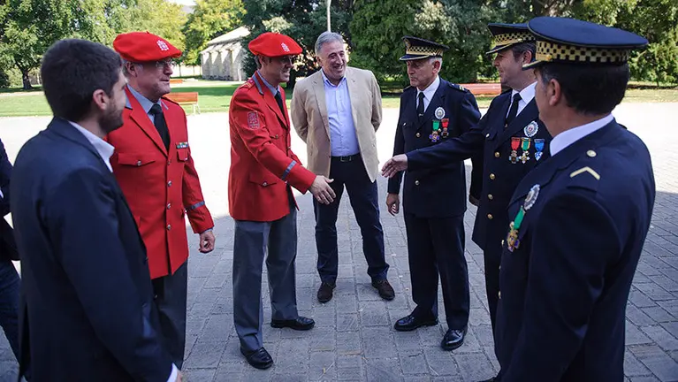 El alcalde Joseba Asirón llega a la celebración del día de la policía municipal de Pamplona. MIGUEL OSÉS