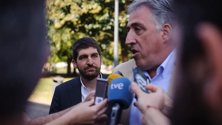 El alcalde Joseba Asirón y el concejal Aritz Romeo llegan a la celebración del día de la policía municipal de Pamplona. MIGUEL OSÉS