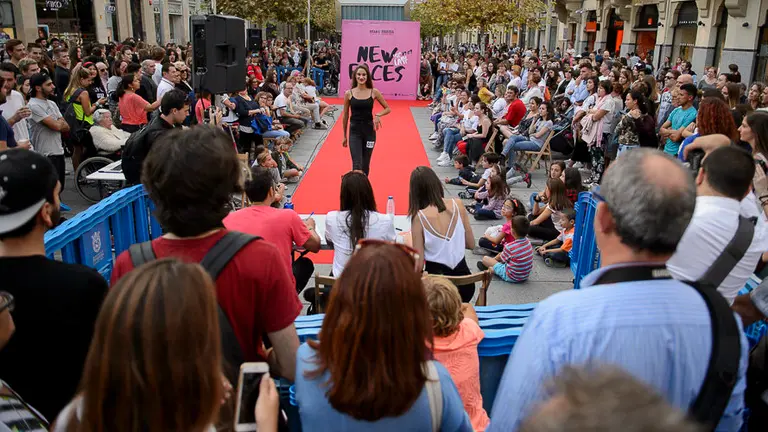 Un total de 74 comercios y establecimientos hosteleros participan en _Ensanche La Nuit_. PABLO LASAOSA 06