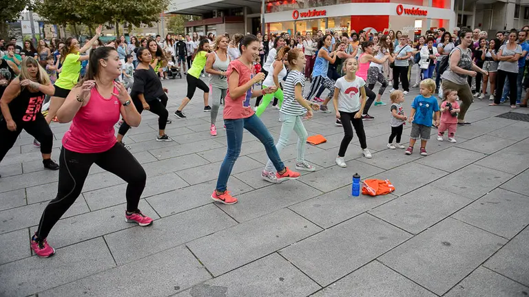 Un total de 74 comercios y establecimientos hosteleros participan en _Ensanche La Nuit_. PABLO LASAOSA 14