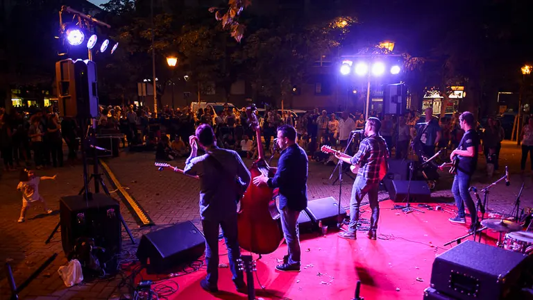 Un total de 74 comercios y establecimientos hosteleros participan en _Ensanche La Nuit_. PABLO LASAOSA 19