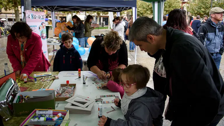 Eunate, asociacion de personas sordas de Navarra en la Plaza del Castillo. PABLO LASAOSA 03