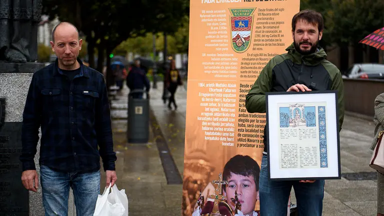 Un representante del Ayuntamiento de Lodosa para el testigo a Tafalla, anfitrión de los actos de coronación del Rey de la Faba en 2018. PABLO LASAOSA 01 (2)