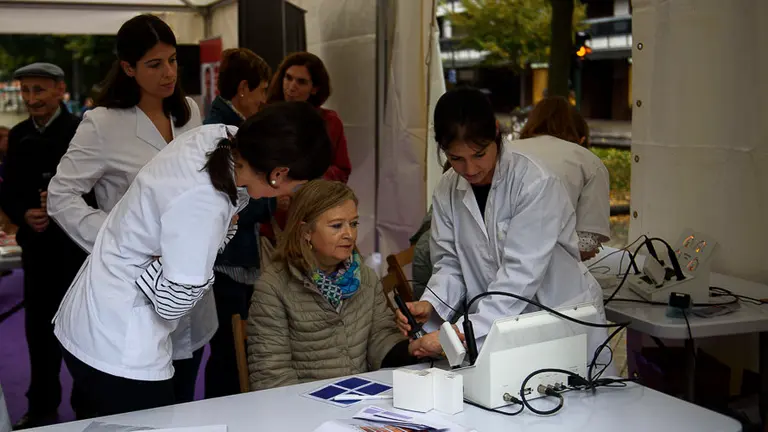 Jornada de salud organizada por el Colegio de Farmacéuticos de Navarra (COFNA) para dar recomendaciones, charlas y realizar pruebas a los ciudadanos. PABLO LASAOSA 02