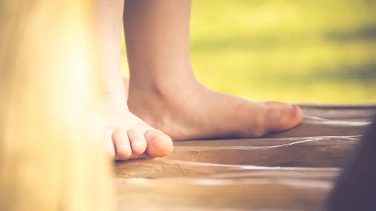 Los pies de un niño.